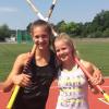 (sl)   Bei den nordbayerischen Meisterschaften überraschten in Ansbach zwei Stabhochsprungtalente des LAZ Kreis Würzburg. Obwohl neu in der Sportart, holten die 13-jährigen Elena Harbauer (rechts) mit 2,00 Metern und Nele Lohmann mit 1,90 Metern Silber und Bronze.