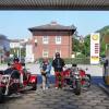 (kw)   Ein toller Anblick bot sich am Mittwoch an der Shell-Tankstelle in Gemünden: Vier Trikes hielten dort nebeneinander, um aufzutanken. Die roten Rewaco-Trikes sind eine Mischung aus Motorrad und Auto, vorne die typische Zweirad-Lenkstange und hinten ein 110-PS starker VW-Motor mit einem Kofferraum. Die Gruppe hat sich die roten Gefährte für einige Tage ausgeliehen und macht einen Ausflug durch das Main- und Saalegebiet. Die Triker kommen aus dem Raum Schlüchtern in Hessen und legten eine Rast in Gemünden ein, bevor sie weiter nach Bad Kissingen fuhren.