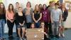 Die Schüler der Klasse M10b bei der Scheckübergabe an die Vertreterin der Elterninitiative für die Kinderkrebsstation „Regenbogen“ der Uni-klinik in Würzburg, Frau Müller (Mitte).