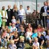 Eine Blutbuche soll künftig am Geiselwinder Sportlatz wachsen. Vorsitzender Oliver Hofrichter spendete und pflanzte sie nach dem Festgottesdienst zur Feier des 70-jährigen Bestehens des TSV mit den Kindern sowie den Ehrengästen.