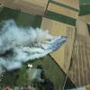 Ein Feldbrand – das klingt zunächst wenig spektakulär. Dass das so nicht ganz richtig ist, zeigt der Brand bei Fröhstockheim. Dort stand am Sonntagnachmittag ein Feld in Flammen. Hier hatte Stroh durch eine Überhitzung am Mähdrescher Feuer gefangen, zwei Hektar Feld sind dadurch abgebrannt, teilt Polizeihauptkommissar Helmut Dürr mit. Zufällig wurde der Brand zeitgleich überfolgen - heraus kam ein gewaltiges Rauchbild. Merke: Auch ein scheinbar harmloser Feldbrand hat es in sich.