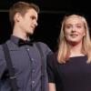Theater am BNG: Der Regisseur Patrick Kirschke (Johannes Weyer) überzeugt die Metzgereifachverkäuferin Karin Hemmke (Josepha Deivel), sie werde eine besonders wichtige Rolle in dem geplanten Stück „Romeo und Julia“ spielen.