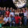 (kpe)   Am vergangenen Wochenende traf sich der Abiturjahrgang von 1977 am Martin-Pollich-Gymnasium zu einem Wiedersehen. Neben „40 Jahre Abitur“ war natürlich für einige ehemalige Gründungsschüler auch das 50. Jubiläum der Schule ein wichtiges Datum. So fanden sich zum Schulfest des MPG die nunmehr schon ergrauten Pennäler, die früher auch als „Magengeschwür von Dr. Goy“ bezeichnet wurden, am späten Nachmittag auf dem Pausehof der Schule ein. Dabei war auch schon mal die verstohlene Frage „Wer bist du eigentlich?“ zu hören, da man sich doch zum Teil über ein Jahrzehnt nicht gesehen hatte. Bis tief in die Nacht wurden dann bei einer privaten Feier Erinnerungen ausgetauscht. Am Samstag stand eine kleine Wanderung an, der Abend klang dann bei Da Rocco in Mellrichstadt aus. Das Feuerwerk zum Klassentreffen steuerte die MKG mit ihrem Sommerfest bei. Das Besondere war, dass sich zwischen den alten Weggefährten nach so vielen Jahren keine Zäsur oder ein Stocken beim Wiedersehen zeigte, sondern vielmehr eine fröhliche Vertrautheit, die an alte Erinnerungen anknüpfte.