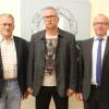 Geschäftsstellenleiter Helmut Seufert (links) und Amtsgerichtsdirektor Joachim Hein (rechts) gratulierten Timo Henß zum Jubiläum.