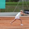 (wom)   Beim zweiten Augustinum-Cup, ausgerichtet beim TC Schweinfurt, setzten sie sich vor 60 Zuschauern im Finale der Altersklasse 90 Jahre (beide Spielerinnen müssen in Summe mindestens 90 Jahre alt sein) gegen die Vereinskolleginnen Sabine Zembsch und Ellen Schmitt (TC Rückersdorf-Nürnberg) durch. Nach 1:4-Rückstand im ersten Satz und wechselhaftem zweiten Satz mit einigen Breaks und einer Regenunterbrechung hieß es am 6:4, 6:4. Die Herrenkonkurrenz gewann Benedikt End (TC Schweinfurt) an der Seite von Bogdan Toma (SG Dittelbrunn) in einem bisweilen umkämpften Match gegen Miroslav Kraus (DJK Schweinfurt)/Ingo Steube (TC RW Mellrichstadt) mit 6:1 und 6:1. In den höheren Altersgruppen Frauen (110 Jahre) gewannen Hannelore Roth/Silvia Hubert gegen Annette Assmann/Andrea Redelbach (alle TC Marktheidenfeld), bei den Männern (120 Jahre) siegten Hans Schneider/Dietmar Wagner (TSV Grafenrheinfeld) gegen Jürgen Selsam/Dieter Grüne (TC Schweinfurt) mit 6:4; 6:4. Das Foto zeigt Lieselotte Humperdinck reaktionsschnell am Netz, im Hintergrund ihre Doppelpartnerin Daniel Götz-Hellmuth.