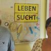 Kreisrat Jürgen Neuwirth und Maria Schmitt, Leiterin der Buchbinderei.