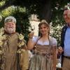 Sehr zum Wohle (von links): Oswald Bamberger als Weingott Bacchus, die Thüngersheimer Weinprinzessin Charlotte Stephan und Veitshöchheims Bürgermeister Jürgen Götz stoßen zur Eröffnung des Veitshöchheimer Weinfestes im Rokokogarten an.
