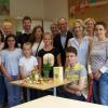Rotary macht sich für gesunde Ernährung von Schülern stark. Von links: Reingard Ziegler (Albert-Schweitzer-Mittelschule), Stefan Labus (Kindertafel), Tomi Neckov (Rektor Albert-Schweitzer-Mittelschule), Gisela Balandat (Rektorin Pestalozzi Schule), Joachim Harlos (Rotary Club Schweinfurt), die Ernährungsfachkräfte Claudia Rossberg, Judith Herrmann, Claudia Fella, Gabi Schmid und Horst Fischer (Rotary Club Schweinfurt) zusammen mit Schülern der Albert-Schweitzer-Mittelschule.