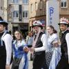 In auffälligen Trachten zeigten auch die jungen Nachkommen der Banater Schwaben traditionelle Tänze zwischen Neumünster und Markt.