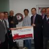Für die Sommerhäuser Sparkassenfiliale konnte mit Spenden ein Defibrillator angeschafft werden; von links Bürgermeister Fritz Steinmann, Gemeinderätin Elisabeth Balk, Klaus Büttner (Firma Frankana Freiko), Physiotherapeut Bernhard Möstl, Jens Rauch und Burkhard Ziegler (beide Sparkasse Mainfranken) sowie Apotheker Andreas Scheld.