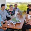 Brotaufstrich aus Saft und Wein: Simon Reinthaler (Zweiter von links) freut sich mit (von links) Jürgen Niederstraßer von der Hochschule, Marianne und Herbert Geißendörfer, Annerose Pehl-Dürr, Julia Helfert mit Tochter Katja und Carolin Hillabrand vom Weingut Hillabrand aus Hüttenheim über das Projekt.