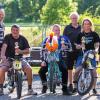 (ue)  Auch die längste Viertelmeile des Landkreises ist irgendwann zu Ende: Zum 14. und vorläufig letzten Mofa-Rennen lud der Bikerclub Rainbow MC Bavaria ans Vereinsheim nach Oberlauringen ein. Auf der berühmt-berüchtigten Rennstrecke Richtung Kläranlage, mit Wendepunkt am Verkehrshütchen, knatterten noch einmal sechs Kleinstkrafträder und gaben alles. Unter den rund 200 Besuchern befanden sich wieder Nordlichter vom befreundeten MC Rainbow aus Freren, Niedersachsen. Am Ende holten sich die Sieger vom Team Mümi-Tuning aus Wettringen, das zweitplatzierte Team Westend aus Hofheim und die Red Arrows aus Thüngen auf Platz 3 ihre Trophäen ab: ein Preis auch fürs fleißige Schrauben. Im Bild Rennmoderator Christian Stettner (links) und Jürgen Lossa als Vize-Präsident des MC (rechts) mit den schnellsten Mopeds.
