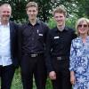 (ski)   Mächtig stolz sind die Inhaber des Biohotels Sturm, Christa und Matthias Schulze Dieckhoff, über die Abschlüsse ihrer Auszubildenden. Besonders Julian Eckhardt hat mit seinem Engagement überzeugt. Die Prüfungsnoten des gelernten Hotelfachmann machen ihm zum Prüfungsbesten im Bezirk, so dass er mit einer Anerkennungsurkunde der Regierung von Unterfranken in Würzburg ausgezeichnet wurde. Bis zu seinem Studium bleibt er dem Biohotel Sturm treu. Auch Dominik Meyer ist über sein Ergebnis erfreut und hat bereits seinen Arbeitsvertrag im Biohotel unterschrieben. Im Bild (von links) Matthias Schulze Dieckhoff, Julian Eckhardt (Prüfungsbester 2017 im Bereich Hotelfachmann), Dominik Meyer (Fachkraft im Gastgewerbe) und Christa Sturm-Schulze Dieckhoff.
