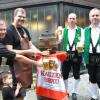 O?zapft is: Süffiges Bier aus der Kauzenbrauerei Ochsenfurt floss in die Krüge und Kehlen. Bei durchwachsenem Wetter startete das Biergartenfest am Samstag abend und lockte zahlreiche Besucher in den Biergarten nach Fuchsstadt. Darüber freuen sich unter anderem (im Bild von links) Norman Siegordner von der Brauerei Kauzen, Andreas Dworschak, Vorsitzender des Sportvereins Fuchsstadt, Frank Hüttner und Christian Geiling, Vorsitzender der Dorfmusik Fuchsstadt sowie die kleine Inka. Heiß begehrt waren wieder die Steckerlfische, schon zu Beginn um 18 Uhr wartete dort eine Schlange. An diesem Montag, 7. August, geht das Fest ab 18 Uhr in die letzte Runde, es gibt Knöchle mit Kraut. Ab 18.30 Uhr spielt Alleinunterhalter Oliver Lebert aus Eibelstadt.  Foto: Wilma Wolf