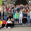Natur pur für die Achtklässler des Gymnasiums Wiesentheid bei „Outward Bound“: Soziale Kompetenzen war das Motto des erlebnispädagogischen Seminars des weltweit operierenden Veranstalters Outward Bound, an dem 56 Schüler des Steigerwald-Landschulheims in Begleitung der Lehrer Ralf Förster, Harald Pohl, Ulrich Schwarz und Susanne Seiler teilgenommen haben. Die Gruppe war in Baad im Kleinwalsertal (Österreich), wo Quartier bezogen wurde und die Teilnehmer ins Klettertraining eingewiesen wurden. Das Programm der Woche gestaltete sich vielseitig und wurde zum Teil auf die Vorlieben der Schüler abgestimmt, wie mitgeteilt wird. Unter der Anleitung verschiedener Trainer fanden diverse Aktivitäten statt, so das Klettern an einer Kletterwand, der Besuch des hauseigenen Hochseilgartens, das Abseilen von einer Brücke in die 80 Meter tiefe Breitachklamm. Auch stand die Planung und Durchführung einer zweitägigen Tour zu einer Selbstversorgerhütte ohne Strom auf dem Programm. Hier machten viele erstmals die Erfahrung, wie es ist, ohne Luxus und in völliger Abgeschiedenheit alles zu erledigen: eine Route finden, kochen, abwaschen oder Müll entsorgen. Ziele der Aktionen waren Rücksichtnahme, Verantwortungsbewusstsein und Durchhaltevermögen, das Überwinden eigener Grenzen und die Stärkung des Zusammenhalts in der Gruppe. Foto: RALF FÖRSTER