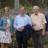 Nur zufriedene Gesichter bei der Sommertour des Bezirkstagspräsidenten in Retzstadt (von links): die Retzstadter Weinprinzessin Lena Müller, Frankens Weinkönigin Silena Werner, Bezirkstagpräsident Erwin Dotzel, stellvertretender Bezirkstagspräsident Armin Grein sowie Benedikt May.