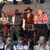 Am Freitagabend eröffneten Weinprinzessin Madeline Metzger, Bürgermeister Gerhard Schenkel und ihr Gefolge das vom Weinbauverein und seinem Vorsitzenden Ewald Seitz organisierte 49. Sulzfelder Straßenweinfest innerhalb der historischen Mauern. Die Schar der Honoratioren und der gekrönten Häupter ließ erahnen, welchen Bekanntheitsgrad das Straßenweinfest mit seiner unverwechselbaren Atmosphäre über die Region hinaus besitzt. Bei stimmungsvoller Musik der Schlosskapelle Erlach zeigten sich die Sitzreihen bereits zum Auftakt sehr gut besetzt. Gut besetzt mit Prinzessinnen-Kolleginnen war die Reihe vor der Bühne. Das Weinfest geht an diesem Montag in die letzte Runde. Foto: Gerhard Bauer