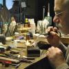 Mit ruhiger Hand arbeitet Claus Weindel in seiner Werkstatt.
