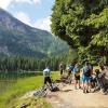 Die Alpenüberquerer des FC Gerolzhofen legen mit ihren Mountainbikes und ihrem Führer auf der letzten Etappe zum Gardasee am Lago di Agola auf dem Weg zum Passo del Gotro (1840 Meter) nochmals eine Trinkpause ein.