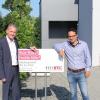 Bürgermeister Wolfgang Vockel mit dem Inhaber der ISOTEC GmbH, Farshid Tremel (rechts), der sich am Laurentiusberg niederlässt.