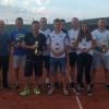 Die Tennisabteilung des TSV Retzbach kürte ihre Vereinsmeister: Hintere Reihe von links:  Michael Zull (Vorstand TSV Retzbach), Norbert May (Sieger Herren 40, Zweiter Platz Doppel), Lukas May (Zweiter Platz Herren), David Herrmann (Sieger Jugend), Andreas Kress (Sieger Hobby), Markus Steigerwald (Sieger Herren und Abteilungsleiter); Vordere Reihe von links  Alfred Keupp (Sieger Doppel), Dominik Hehrlein (Sieger Doppel), Sophie Moosburger (Zweiter Platz Jugend).