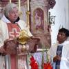 Pater Georg Redelberger (links) feierte in der Dettelbacher Wallfahrtskirche seine Priesterweihe, die er vor 40 Jahren hier erhalten hat. Mit ihm zelebrierte Dettelbachs Kaplan Pater Sarath Parri.