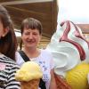 Eis essen und Gutes tun: Das Mango-Eis im Karlstadter Eiscafé Venezia stammt aus fairem Handel. Das schmeckt Rita Scheiner (Mitte) von der Steuerungsgruppe Fair-Trade Town in Karlstadt sowie Stella (links) und Catia Spahiu vom Eiscafé.