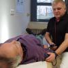 Dr. Holger Blum (Gerolzhofen) bei der Behandlung eines Patienten in der zentralen Hausärztlichen Bereitschaftspraxis im St.-Josef-Krankenhaus. Das Bild entstand Anfang 2014. Nach heftigem Konflikt über eine Erweiterung der Bereitschaftsdienstzeiten am Montag, Dienstag und Donnerstag für die Hausärzte kündigte die Kassenärztliche Vereinigung den Vertrag mit dem Bereitschaftsdienst-Trägerverein der Schweinfurter Ärzte.