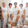 Freuen sich über die Verstärkung im Team der Median Klinik Hohenlohe in Bad Mergentheim: Kaufmännischer Leiter Andreas Duda (links), Rosa Schwarz, Teamleiterin Geriatrie (dritte von links) und Pflegedienstleiterin Susanne Hoffmann (rechts) zusammen mit den neuen Kolleginnen aus Serbien und Kroatien.