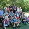 Wie in den Vorjahren war das Angebot der Modellsportfreunde im MSC eines der gefragtesten Angebote im Ferienspaßprogramm der Stadt Gemünden. Vorsitzender Thorsten Rippel und sein Team begrüßten rund 20 Kinder zum Workshop an der vereinseigenen Rennbahn am Zollberg. In zwei Gruppen aufgeteilt, lernte die Hälfte die Teilnehmer unter sachkundiger Anweisung zunächst die Funktionsweise der elektrisch betriebenen Miniflitzer kennen, bevor sie auf der mit engen Schikanen gespickten Rennstrecke zu den ersten Tests antraten. Die zweite Gruppe war für die Sicherung der Strecke und das Zurücksetzen der Renner zuständig, wenn sie mal über das Ziel hinausschossen. Während an den Sprüngen über „Double“, „Double-Double“ und „Table“, wie die Hindernisse in der Fachsprache heißen, noch gefeilt wurde, konnten sich Eltern, Freunde und Gäste mit Kaffee, Kuchen und Leckereien vom Grill verwöhnen lassen. Anders als bei richtigen Rennen erhielt jeder Rennfahrer eine Urkunde und einen Preis aus der Tombola. Foto: Ferdinand Heilgenthal