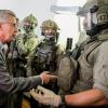 Bundesinnenminister Thomas de Maiziere (CDU) spricht beim Besuch der neuen Bundespolizeidirektion 11 in Berlin mit Spezialeinsatzkräften. Der Direktion sind mehrere spezialisierte Einheiten der Bundespolizei unterstellt, unter anderem die Elitetruppe GSG 9.