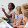 (schd)   Zum Auftakt des Ferienspaßprogramms in Röthlein ging es kräutertechnisch zur Sache. Erstmals konnten die Kinder der Großgemeinde gemeinsam mit Sara Götz per Fahrrad die Kräuter rund um Röthlein erkunden. Sie staunten nicht schlecht, was sich da so alles am Heimatort finden lässt. Gesammelt wurde hinter der Kirche, am Kindergarten und draußen in der Flur, nahe der Umgehungsstraße. Das Gelächter war teilweise groß, wenn Sara Götz, Heilpraktikerin und Physiotherapeutin, die mitunter doch für Kinderohren recht lustigen Namen der heimischen Wildkräuter nannte und mit witzigen „Eselsbrücken“ auf die Einsatzgebiete hinwies. So lernten die Kinder die tannenbaumähnliche Acker-Schachtel kennen und erfuhren, dass das Johanniskraut nur mit Löchern in den Blättern echt ist, Schafsgarbe Schleim löst, das duftige Mädesüß mit Salicylsäure gegen viele Schmerzen wirkt und Beinwell gut für Knochen und Muskeln ist. Zum Ausklang der mehrstündigen Veranstaltung gab es Baguette und einen Brotaufstrich mit Löwenzahn, der zur Übertünchung des leicht bitteren Geschmacks mit Basilikum gemischt war.