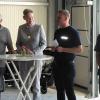 Zum Richtfest des neuen Feuerwehrhauses in Effeldorf begrüßten Kommandant Benedikt Endres und sein Stellvertreter Anton Schiffmaier (rechts) den Planer Ernst Planasch (links) und Bürgermeisterin Christine Konrad.