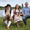 Zehntgraf Albert Kestler, Weinprinzessin Larissa Selzam und Bürgermeister Tobias Blesch (von links) laden zum Straßenweinfest ein.