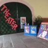 Wer vom Vierröhrenbrunnen ins Rathaus kommt, stößt aktuell noch auf den Eingang des Theaters im Efeuhof.