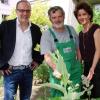 Im Kräutergarten: Firmenchef Christoph Mix, Otmar Singer, Personalchefin Silke Wurlitzer.