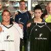 Im Flagshipstore von Flyeralarm Sports in der Theaterstraße (von links) die Geschäftsführer Martin Rietzler und Philipp Schneider, Nicole Becker von der Geschäftsleitung Flyeralarm, Storeleiter Fabian Hüsam, Madalina Ilie vom Kickers-Fanshop und Christine Galle von TV touring, die den Trikot-Wettbewerb mitentwickelt hat.