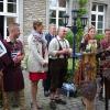 Das Wetter meinte es gut zum Rathausempfang anlässlich des 32. Albertshöfer Weinfestes. „Ich hab den Wind belauscht, der durch die Reben rauscht, der sagt, der Wein in diesem Jahr wird wieder wunderbar“, intonierte der Sängerverein Albertshofen und die Reiterlichen Parforcehorn-Bläser (Nürnberg) trugen mit ihren Beiträgen zum Empfang bei. Anschließend zogen die Ehrengäste unter den Klängen der Großlangheimer Musikanten ins Festzelt, um das Weinfest zu eröffnen. Ausklang ist an diesem Montag, ab 17 Uhr. Im Bild: Eingerahmt von den schmiedeeisernen Kunstwerken von Peter Reidelbach, dem Vater der Weinprinzessin, stoßen Ulf Zepter, Landsknecht Paul Breiter, die Fränkische Weinkönigin Silena Werner, stellvertretender Landrat Paul Streng, Bürgermeister Horst Reuther, Weinprinzessin Rebecca Reidelbach und der Landsknecht Christoph Bayer an.  Foto: Elli Stühler
