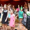 28 Theaterworkshop-Teilnehmerinnen zwischen sieben und 15 Jahren begeisterten ihr Publikum in der voll besetzten Röttinger Schulaula. In der eigens kreierten Geschichte begleiteten zahlreiche Freunde die Königsfamilie auf ihrem Weg durch den Märchenwald, um Prinz Ewald zu retten, der von der Kräuterhexe Rubina in einen Bären verwandelt wurde.