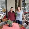 Martina Eisner (links) und Tochter Angela vor dem Café „Klein und Fein“ am historischen Haus in Rieneck.