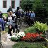 Mit einer Kranzniederlegung an der Gedenkstätte des ersten Firmensitzes im Kloster Oberzell anlässlich der Gründung der Koenig & Bauer AG vor 200 Jahren gedachten Familienmitglieder und ehemalige Mitarbeiter an die Firmengründer Friedrich Koenig und Andreas Bauer.