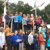 Sie trotzten dem Wetter beim zweiwöchigen Feriendorf in Höchberg: Beim Abschlussfest des großen Ferienspielplatzes, der unter dem Motto „Alle Mann an Bord“ stand, hatten die Kinder Aufführungen einstudiert.Foto: Gemeinde Höchberg