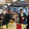 (ret)   Für die Lange Nacht der Kultur am Freitag, 8. September, nahmen die Schlossgeister des Vereins der Tauberfränkischen Heimatfreunde in der unteren Schlossdiele zwei Spieltische aus der Lehrwerkstatt der VS Vereinigten Spezialmöbelfabriken entgegen. VS-Geschäftsführer Thomas Müller war bei der Übergabe an Initiatorin Ilse Schwarz dabei. Angelehnt an die prunkvollen Spielsalons im Schloss Versailles kann in der Veranstaltungsnacht zu  „Mühle“ und „Mensch ärgere dich nicht“ aufgefordert werden. Das Jubiläum „Jumelage 50+“ zwischen den Städten Vitry-le-François und Tauberbischofsheim ist Ideengeber für das Motto der diesjährigen langen Museumsnacht. Nachdem Thomas Müller die Genehmigung für die Arbeit gegeben hatte, übernahmen Ausbildungsleiter Bruno Freisleben zusammen mit den Azubis Loretta Wolpert und Fabian Bamberger, beide im zweiten Lehrjahr, die Planung und Ausführung. Die beiden Holzmechaniker-Lehrlinge wendeten etwa 70 Stunden auf und fertigten aus Birke die Tische und in Nussbaum die Intarsien. Eine Herausforderung war auch die Arbeit auf Gehrung. Die Spielfiguren für „Mensch ärgere dich nicht“ wurden außerdem von einem Mitglied der Herzsportgruppe gedrechselt. Erwachsene wie Kinder sind nun eingeladen, die Spieltische in der Museumsnacht auszuprobieren. Eingeweiht wurden die neuen Spieltische bereits bei der Übergabe durch Müller sowie den Oberamtmann von Mainz, Armin Schaupp, die sichtlich ihren Spaß hatten.Foto: Stadt TBB
