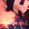Brennende Sitze in Rostock: Die Eskalation in den Fußballstadien ruft inzwischen auch die Politik auf den Plan.