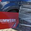 "Rummss!!!" steht auf einer Postkarte, die in Celle (Niedersachsen) vor eine gestellte Unfallsituation mit einem Einkaufswagen und einem Personenwagen gehalten wird. "Bleiben Sie fair - wählen Sie 110" heißt es auf der Karte, die auf der Rückseite Tipps zum richtigen Verhalten nach einem Parkplatzrempler oder einer Schramme mit dem Einkaufswagen gibt. Foto:dpa/Holger Hollemann