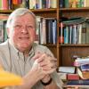Der ehemalige MdL Walter Eykmann wird 80. Inmitten Hunderter Bücher in seinem Arbeitszimmer ist er zu Hause. Foto: THOMAS OBERMEIER