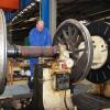 Ein Lok-Schlosser bei der Arbeit: Treibräder mit einem Durchmesser von bis zu 2,30 Metern sind wichtiger Teil einer Lokomotive.