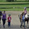 (rnt)   Eine Station des Ferienspaßes fand bei den Pferden von Sandra Kilian in Breitbach statt. Sie besitzt Rettungspferde aus Irland und vermittelt über die Organisation Hungry Horse Outside (HHO) freilaufende Pferde aus Irland. Die Organisation kümmert sich um herrenlose und ausgehungerte Tiere. Sandra Kilian hat drei Pferde der Rasse Tinker, die zu den Irish Cops gehört. Sie hat in drei Jahren rund 100 Pferde vermittelt. Die Pferde sind ruhig und haben einen guten Charakter. Für die Kinder galt es zunächst die Berührungsängste mit den Pferden zu überwinden. Sie striegelten unter Aufsicht die Pferde. Dabei erklärte ihnen Sandra Kilian, wie sie sich den Pferden nähern und was sie im Umgang mit ihnen beachten sollten. Nach dem Striegeln durften sie auf den Pferden reiten. Allerdings wurden sie von erfahrenen Reiterinnen am Zügel geführt. Simone Reul bedankte sich bei Sandra Kilian und ihrem Team für die aufschlussreiche Durchführung des Nachmittags.