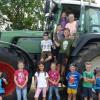 Beim Besuch auf dem Bauernhof der Familie Wallochny in Marktbreit gab es für die Ferienpasskinder aus Marktsteft viel zu sehen und vor allem auch viel zu tun. So wurde Teig für Brezeln geknetet und geformt und es wurden Kräuter geerntet, um einen Kräuterquark zuzubereiten. Mehr noch: Das Geflügel wurde versorgt und die Kinder sammelten Eier aus dem Hühnerstall. Ganz große Attraktionen für die Teilnehmer an dieser Ferienpass-Veranstaltung waren die riesigen Fahrzeuge und Geräte auf dem Bauernhof, die die Kinder begeisterten, wie mitgeteilt wird. Bei all diesen Aktivitäten lernten sie an diesem Tag nebenbei  auch Getreidesorten kennen. Nach einem spannenden Nachmit-tag grillten die Marktstefter Ferienpass-Kinder schließlich Würstchen; für das Feuer hatten sie das Holz selbst gesammelt.