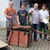 Die Spritze der Euerfelder Feuerwehr ist jetzt ein Museumsexponat: Stellvertretender Kommandant Bernhard Mack (von links), Vereinsvorsitzender Philipp Weippert, Leiter des Deutschen Feuerwehrmuseums Rolf Schamberger, Kommandant Stephan Weippert, Jugendwart Florian Mack und Schriftführer Jan Speth kurz vor dem Verladen der historischen Feuerwehrspritze und einer alten Krankentrage.